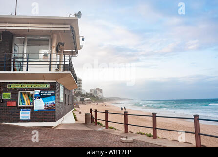 DURBAN, Südafrika - 13. AUGUST 2019: Umhlanga Rocks Surf Lifesaving Club am Strand von Umhlanga Rocks, in der Nähe von Durban, KwaZulu-Natal, Südafrika Stockfoto