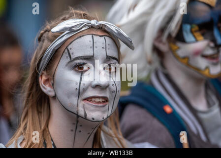 EDINBURGH, Schottland, Großbritannien. 21 August, 2019. Street Entertainer und Schauspieler das Publikum unterhalten und ihre Shows in Edinburghs Royal Mile du werben Stockfoto