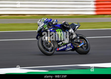 TOWCESTER, VEREINIGTES KÖNIGREICH. 23 Aug, 2019. Maverick Vinales (SPA) von Monster Energy Yamaha MotoGP während der Praxis Sitzung 1 der GoPro Britischen Grand Prix in Silverstone am Freitag, den 23. August 2019 in TOWCESTER, ENGLAND. Credit: Taka G Wu/Alamy leben Nachrichten Stockfoto