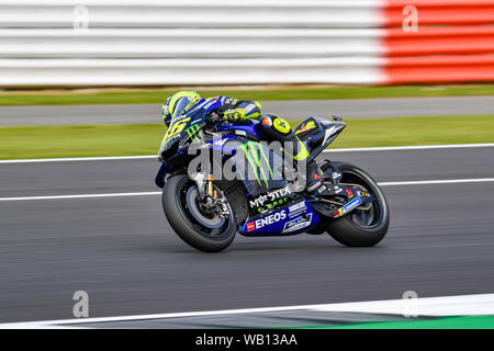 TOWCESTER, VEREINIGTES KÖNIGREICH. 23 Aug, 2019. Valentino Rossi (ITA) von Monster Energy Yamaha MotoGP während der Praxis Sitzung 1 der GoPro Britischen Grand Prix in Silverstone am Freitag, den 23. August 2019 in TOWCESTER, ENGLAND. Credit: Taka G Wu/Alamy leben Nachrichten Stockfoto