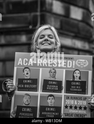 EDINBURGH, Schottland, Großbritannien. 21 August, 2019. Street Entertainer und Schauspieler das Publikum unterhalten und ihre Shows in Edinburghs Royal Mile du werben Stockfoto