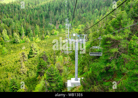 Skilift in die Berge. Stockfoto