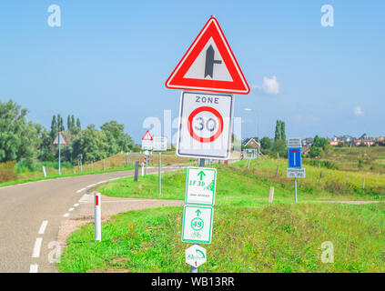 Ooij, Limburg, den 21. August 2019 mehrere Niederländische Straßenverkehr Zeichen untereinander Stockfoto