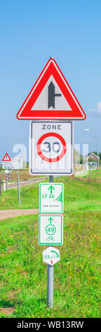 Ooij, Limburg, den 21. August 2019 mehrere Niederländische Straßenverkehr Zeichen untereinander Stockfoto