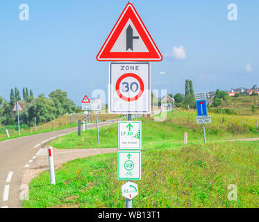 Ooij, Limburg, den 21. August 2019 mehrere Niederländische Straßenverkehr Zeichen untereinander Stockfoto