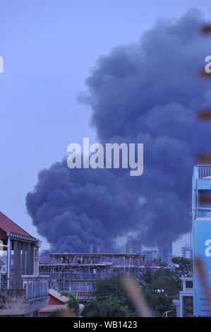 Eine Rauchwolke aufsteigt, aus einer Matratze Fabrik Feuer, steung Meanchey, Phnom Penh, Kambodscha. Credit: Kraig Lieb Stockfoto