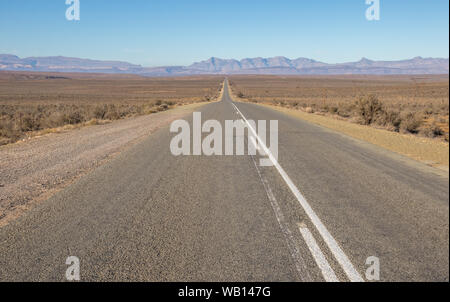 Die Autobahn N12 führt an Orten durch die trockene Landschaft Klein Karoo in Südafrika Bild im Querformat mit Kopie Raum Stockfoto