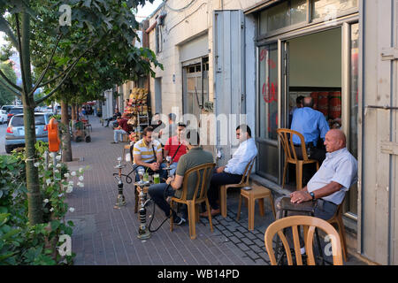 Palästinenser rauchen in einem Al-Ensherah Cafe in der Altstadt von Ramallah, einer palästinensischen Stadt im zentralen Westjordanland in den palästinensischen Gebieten, hookah Pipes Stockfoto