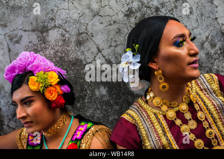 Mexikanische "muxes" (typischerweise, homosexuelle Männer tragen weibliche Kleidung) Teil in der Festival in Juchitán de Zaragoza, Mexiko. Stockfoto