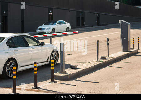 Eine Reihe von gelben Barrieren auf der Straße, die Trennung der Verkehrswege und die Fußgängerzone Stockfoto