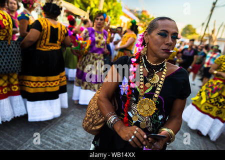 Eine Mexikanische "Muxe" (in der Regel, ein homosexueller Mann, der weiblichen Kleidung) in das Festival in Juchitán de Zaragoza, Mexiko. Stockfoto