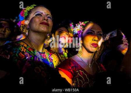 Mexikanische Frauen Zapotec Herkunft, tragen traditionelle Tehuana Kleid, beobachten Sie die Party Stage während des Festivals in Juchitán de Zaragoza, Mexiko. Stockfoto