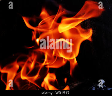 Orange Farbe Feuer Flamme auf schwarzem Hintergrund Stockfoto