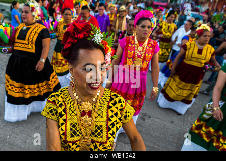 Mexikanische "muxes" (typischerweise, homosexuelle Männer tragen weibliche Kleidung) Teil in der Festival in Juchitán de Zaragoza, Mexiko. Stockfoto