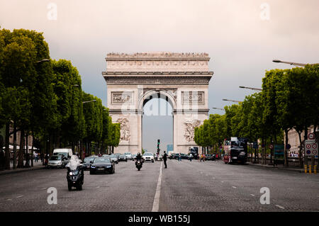 Juni 5, 2011 Paris, Frankreich: Arc de Triomphe an regnerischen Tag, Champ elysee Straße Stockfoto