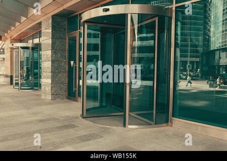 Geschwungene Tür zum Büro, Bank, Corporation. Glas und Metall Türen Stockfoto