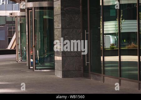 Geschwungene Tür zum Büro, Bank, Corporation. Glas und Metall Türen Stockfoto