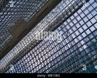 Die moderne Architektur aus Stahl und Glas von dem Bahnhof in Kyoto, Japan. Stockfoto