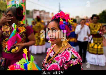 Eine Mexikanerin der Zapoteken Herkunft, tragen traditionelle Tehuana Kleid, nimmt teil an das Festival in Juchitán de Zaragoza, Mexiko. Stockfoto