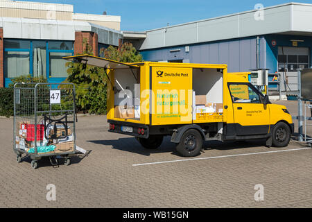 Stade, Deutschland - 22. August 2019: Eine elektrische StreetScooter Parcel Delivery van von Deutsche Post DHL geladen werden Stockfoto