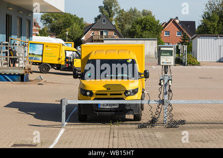 Stade, Deutschland - 22. August 2019: Eine elektrische StreetScooter Lieferwagen von Deutsche Post DHL an der Ladestation. Stockfoto