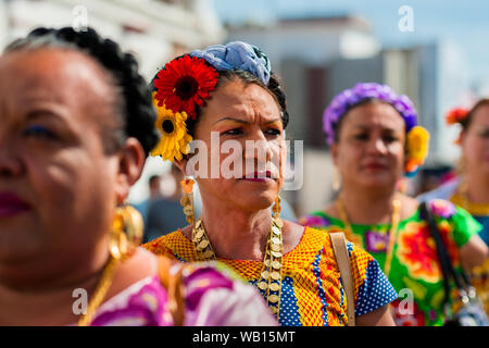 Mexikanische "muxes" (typischerweise, homosexuelle Männer tragen weibliche Kleidung) Teil in der Festival in Juchitán de Zaragoza, Mexiko. Stockfoto