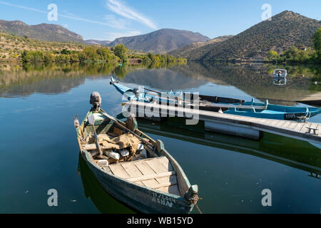 Boote auf dem Fluss Douro bei Barça de Alva im Douro International Naturpark, in der Tras-os-Montes e Alto Douro Region N Stockfoto