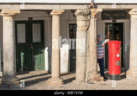 Traditionelle alte Brief Kasten in der Praça Luís de Camões im Zentrum von Guarda, Beira Interior Norte, Norden Portugals. Stockfoto