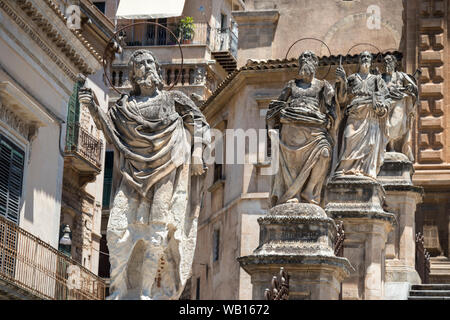 Die Statuen der Heiligen auf den Stufen vor der Kirche San Pietro in Modica Bassa, Modica, Sizilien. Stockfoto