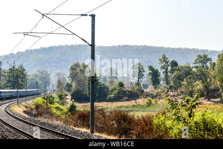 Zugfahrt in Indien auf eine faszinierende Bahnstrecken in Konkan Railway. Malerische, den Zug in dichten Wäldern Seiten der Western Ghats in scharfen Kurven Stockfoto