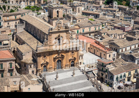 Blick auf die Kirche San Pietro in Modica Bassa, Modica, Sizilien. Stockfoto