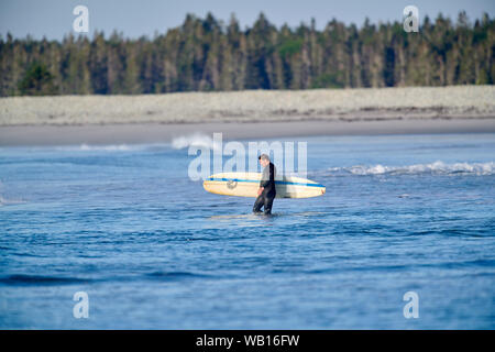 Surfer genießen Sie den Morgen Wellen, Cherry Hill Beach, Nova Scotia, Kanada Stockfoto