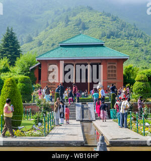 Chashme Shahi Mughal Gärten, Dal Lake, Srinagar in Kaschmir Indien Juli 2018 - chashma ich Shahi oder Royal Spring ist eine der schönsten Mughal garden surro Stockfoto