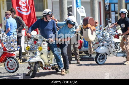 Brighton, UK. 23. August 2019. Mods auf ihren Vespas aus dem ganzen Land Start in Brighton für die Bank Holiday Wochenende an einem schönen sonnigen Tag zu gelangen. Es ist der 40. Jahrestag des berühmten Mod film Quadrophenia starring Leslie Ash und Phil Daniels, die teilweise in Brighton und Sussex mit verschiedenen Veranstaltungen, die an die Stadt über dieses kommende Wochenende gedreht, um das Ereignis zu markieren. Foto: Simon Dack/Alamy leben Nachrichten Stockfoto