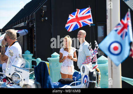 Brighton, UK. 23. August 2019. Mods auf ihren Vespas aus dem ganzen Land Start in Brighton für die Bank Holiday Wochenende an einem schönen sonnigen Tag zu gelangen. Es ist der 40. Jahrestag des berühmten Mod film Quadrophenia starring Leslie Ash und Phil Daniels, die teilweise in Brighton und Sussex mit verschiedenen Veranstaltungen, die an die Stadt über dieses kommende Wochenende gedreht, um das Ereignis zu markieren. Foto: Simon Dack/Alamy leben Nachrichten Stockfoto