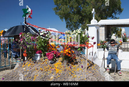 Mexikos 'Dia De Los Muertes" - der Tag des Jahres, wenn die mexikanischen 'Feiern' die Toten, indem sie Blumen und Essen zu den Gräbern der Lieben. Stockfoto