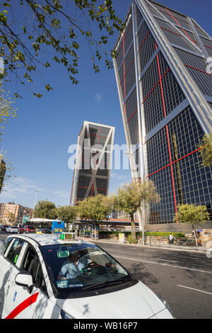 Die Puerta de Europa, Tor Europas, Türme, die von Philip Johnson und John mitgliederboote. In der Plaza de Castilla auf dem Paseo de la Castellana, Madri Stockfoto