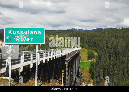 Was für eine Aussage über die Jagd Kultur von Alaska. Einschusslöcher in Straße Zeichen gegen einen Back Drop der schönen Wildnis. Stockfoto