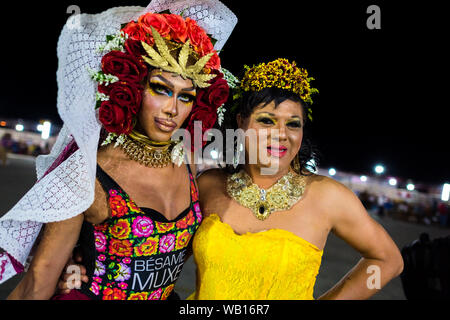 Mexikanische "muxes" (typischerweise, homosexuelle Männer tragen weibliche Kleidung) für ein Foto posieren während des Festivals in Juchitán de Zaragoza, Mexiko. Stockfoto