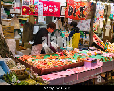 Frische Krabben zum Verkauf an einer an der Omicho Markt in Kanazawa, Japan Abschaltdruck Stockfoto