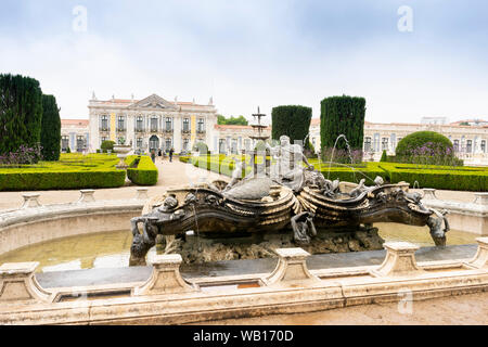 Neptunbrunnen im wunderschönen Park im Innenhof der nationalen Palast von Queluz, Lissabon, Portugal Stockfoto