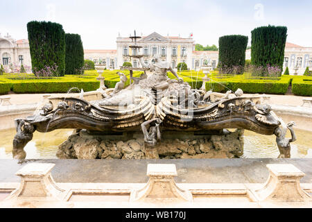 Neptunbrunnen im wunderschönen Park im Innenhof der nationalen Palast von Queluz, Lissabon, Portugal Stockfoto