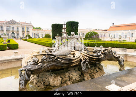 Neptunbrunnen im wunderschönen Park im Innenhof der nationalen Palast von Queluz, Lissabon, Portugal Stockfoto