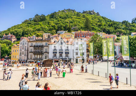 Sintra, Portugal - Juni 26, 2019: Stadtzentrum mit bunten Architektur und die maurische Burg oben Stockfoto