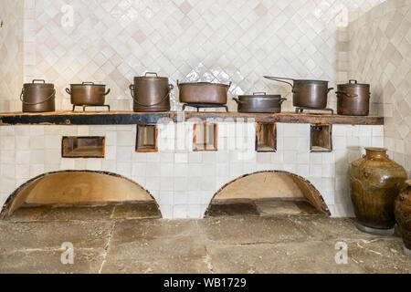 Kupfer Geschirr in Original Vintage Küche, Sintra, Portugal Stockfoto