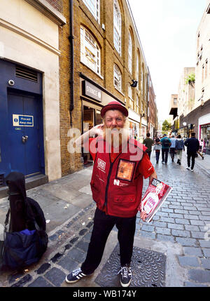 London, England, UK. Grosse Ausgabe Verkäufer in Covent Garden Stockfoto