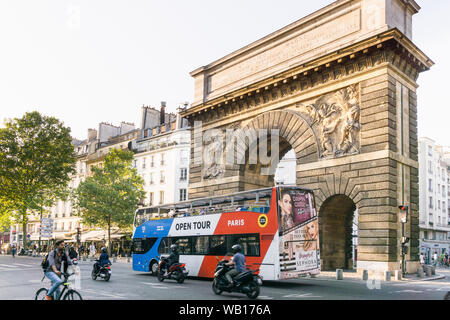 Paris Tour Bus - Open Tour Bus reiten in der Nähe der Porte Saint Martin im 10. arrondissement von Paris, Frankreich, Europa. Stockfoto