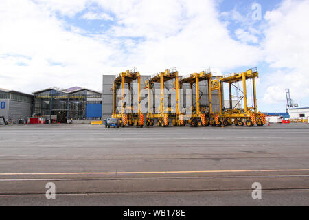 4 geparkt Straddle Carrier (Van Carrier) im Hafen von Auckland, Neuseeland Stockfoto