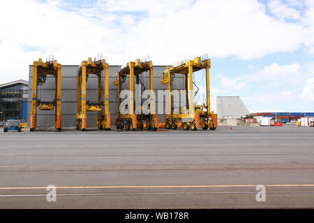 4 geparkt Straddle Carrier (Van Carrier) im Hafen von Auckland, Neuseeland Stockfoto