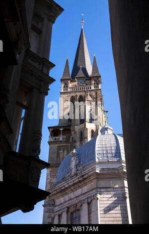 Blick durch eine Gasse am Münster Platz an der Kathedrale in Aachen, Nordrhein-Westfalen, Deutschland. Blick durch Gasse am Münsterplatz zum Dom, EIN Stockfoto